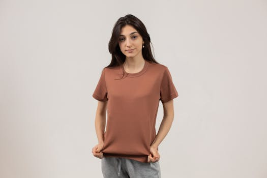 Accessorizing for Impact: Elevating Simple Outfits